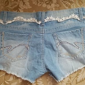 11 No boundaries jean shorts